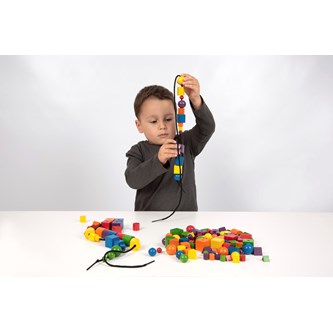 Store træperler på snor