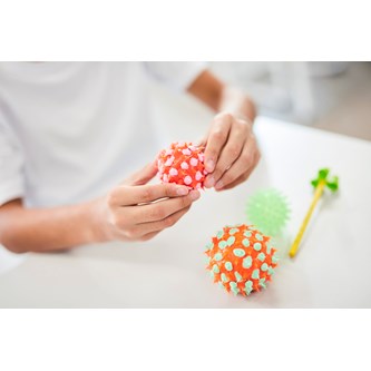 UV-sensoriske piggede bolde