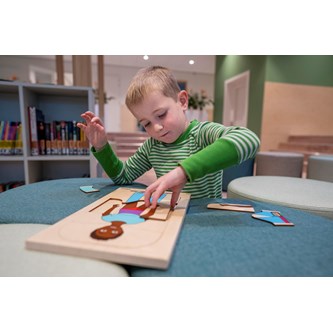 EDUCO Lag-på-lag-puslespil - Påklædning af pige