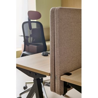 Enkel bordskærm frontmont. B140xH65 cm