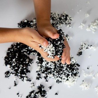 Pluffle, sensorisk materiale sort og hvid