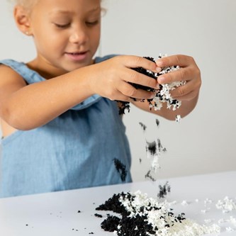 Pluffle, sensorisk materiale sort og hvid