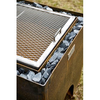 Grill af cortenstål med skiferflis