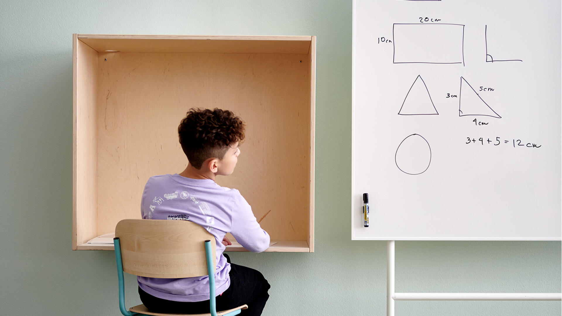 Væghængte borde og studiebåse