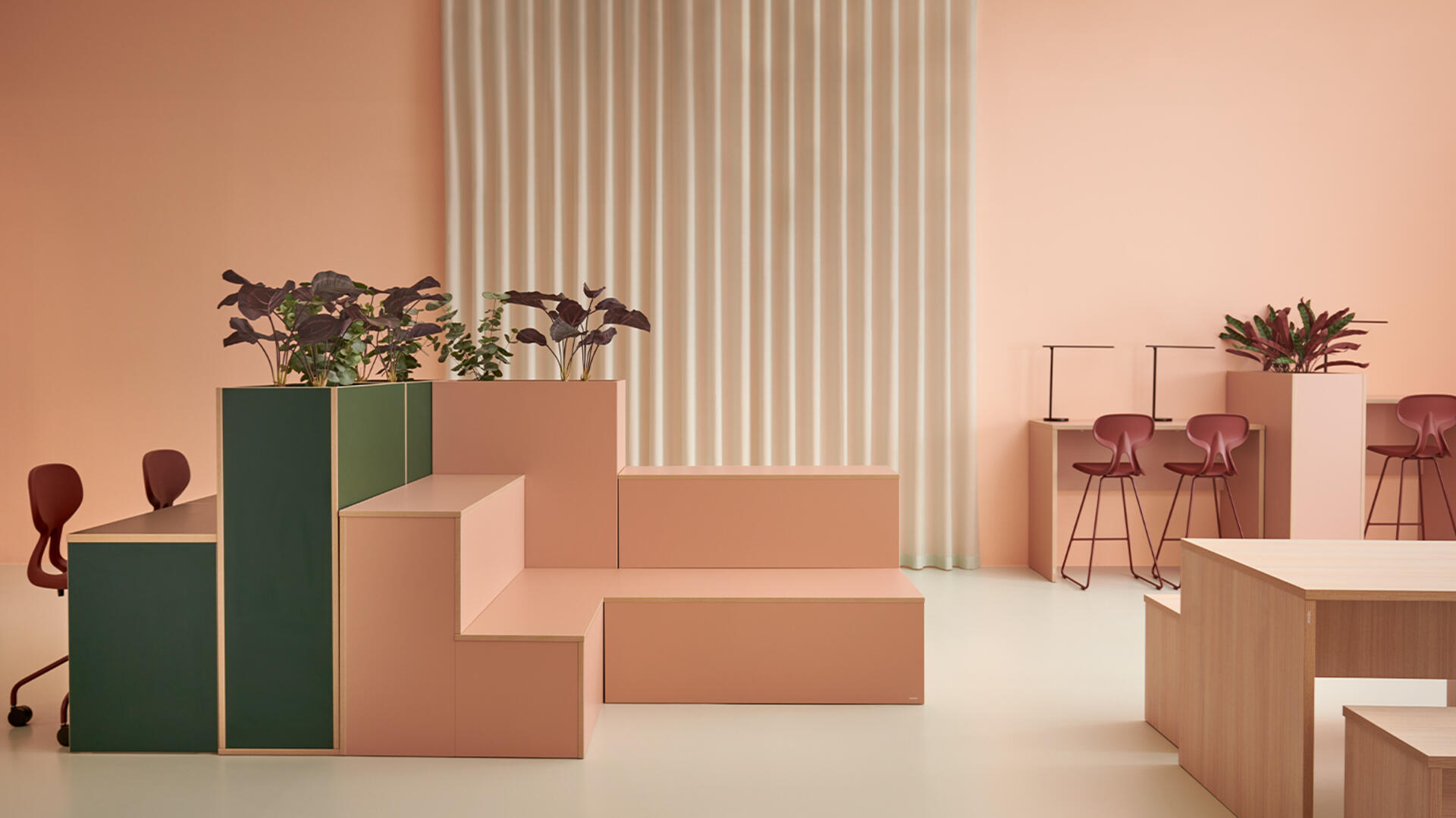 Kunstige planter, blomsterpotter og romdelere