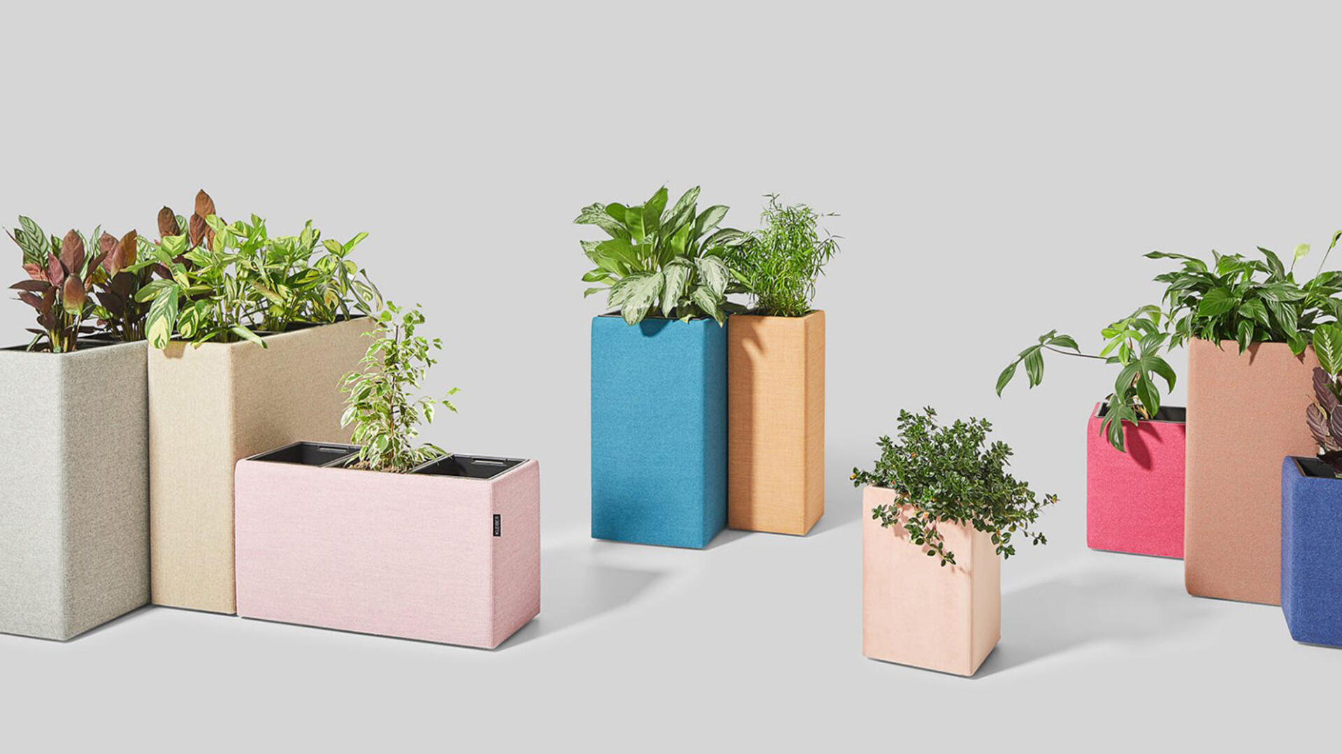 Kunstige planter, blomsterkasser og rumdelere