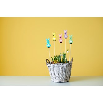 Påskehare af rørperler på pind
