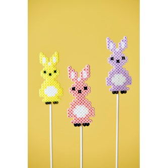 Påskehare af rørperler på pind