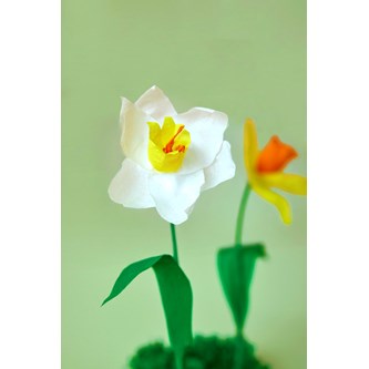 Påskelilje af kreppapir