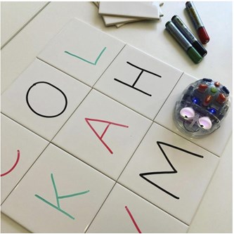 Kør Blue-Bot på fliser med bogstaver