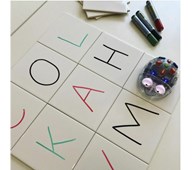 Kør Blue-Bot på fliser med bogstaver