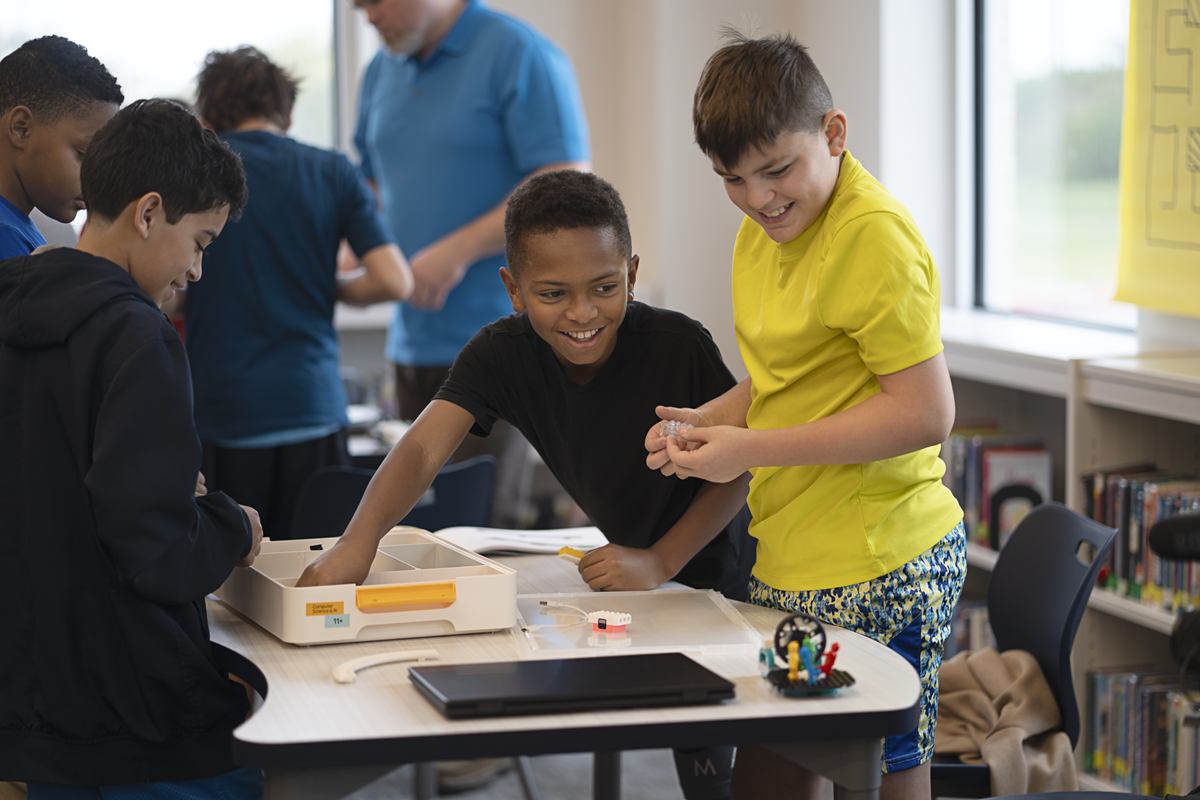 Elever arbejder med LEGO Education
