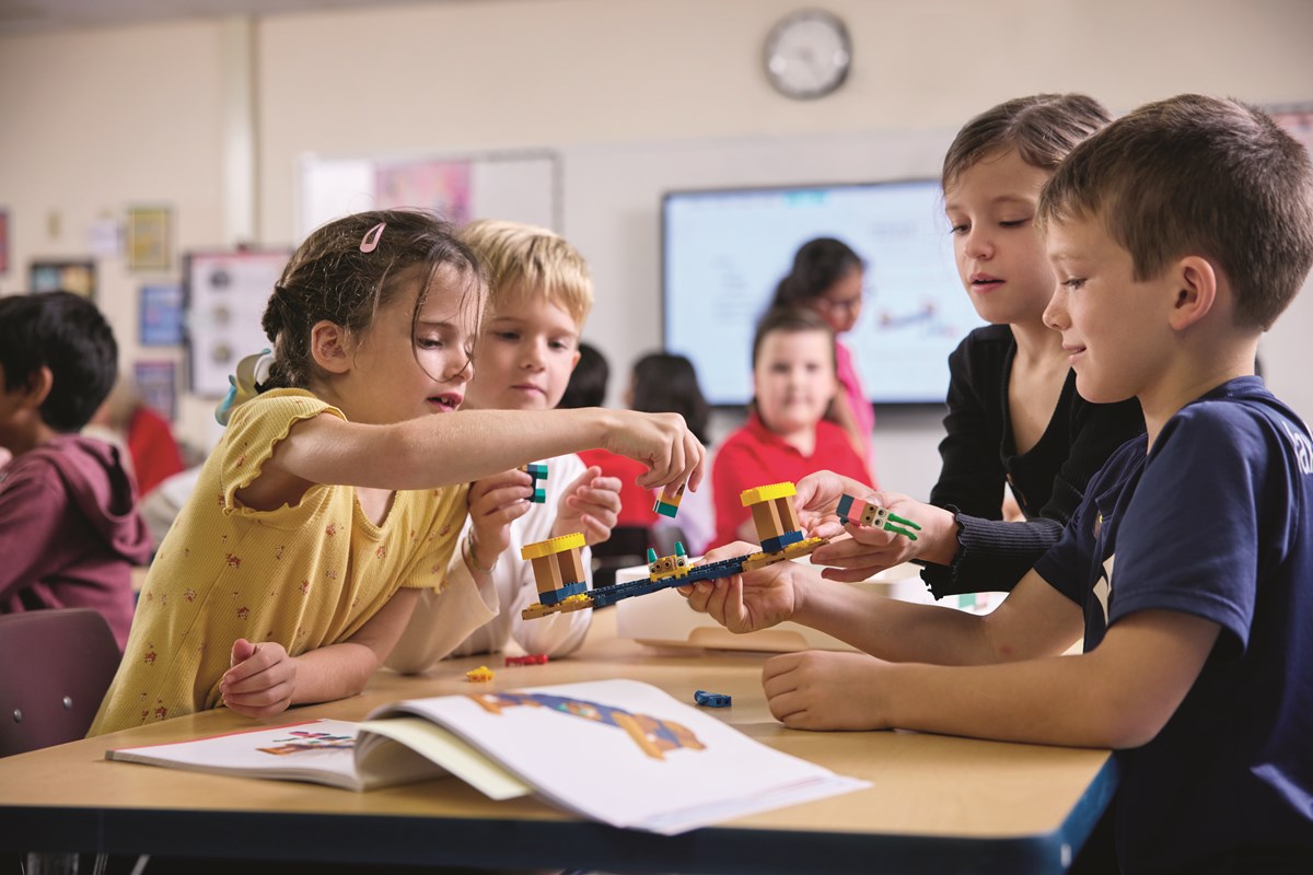 Børn arbejder med LEGO Education